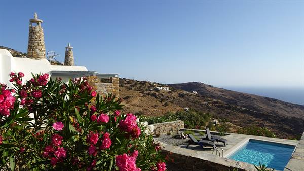 Oleandri in fiore, piscina e mare: il nostro angolo di Grecia.