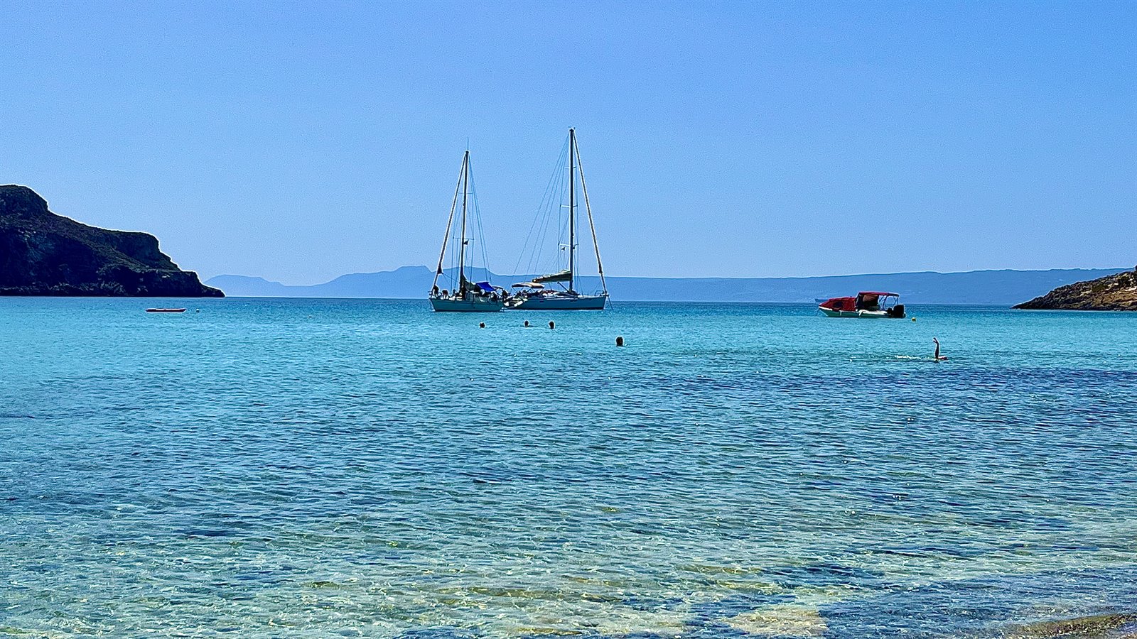Acque turchesi e vele tranquille: un pomeriggio che profuma di mare.