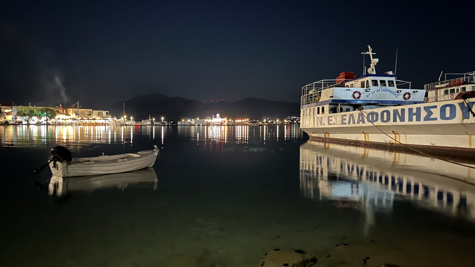 Il porto dorme sotto le luci, e noi sogniamo già partenza.