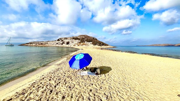 Solo noi, un ombrellone blu e il mare che culla la spiaggia.