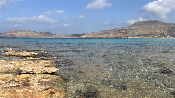 Acque turchesi e rocce dorate: il mare che ti riempie il cuore.