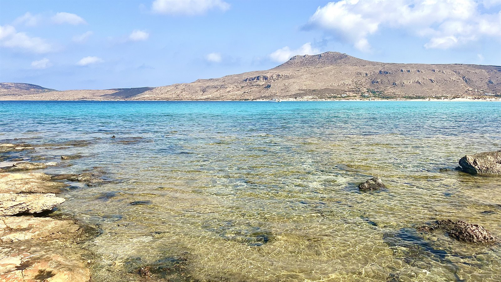 Acqua cristallina e silenzio: il mondo si ferma qui.