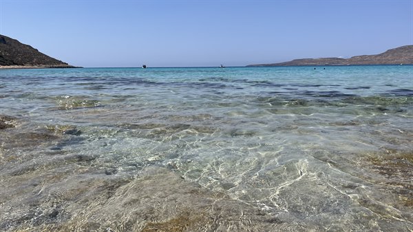 Acqua cristallina che accarezza la riva: il mare ci ha conquistati.