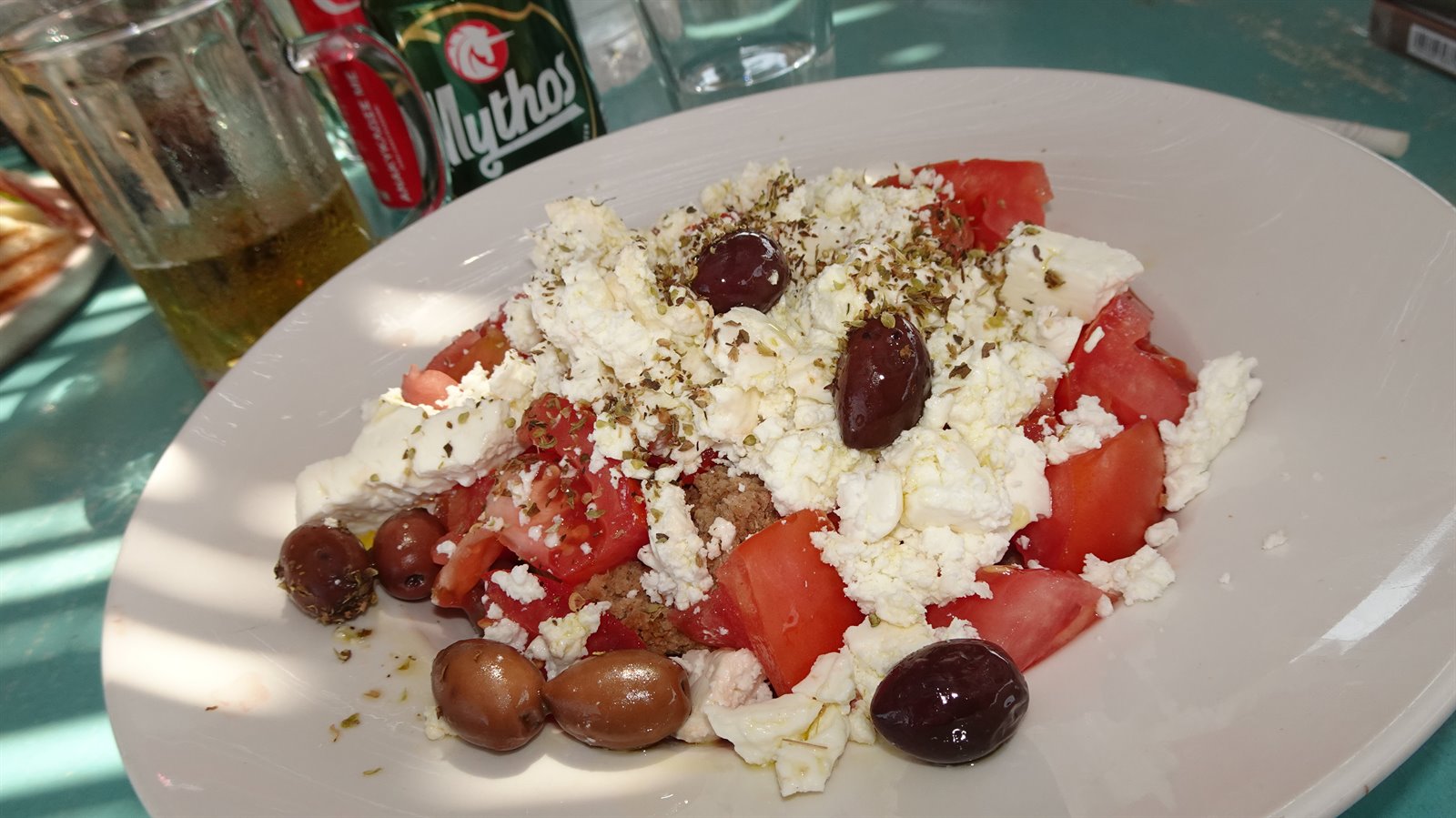 Insalata greca e Mythos al sole: la Grecia sa di vacanza.