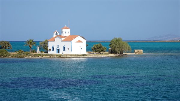 Una piccola chiesa bianca nel blu: il momento che custodirò per sempre.