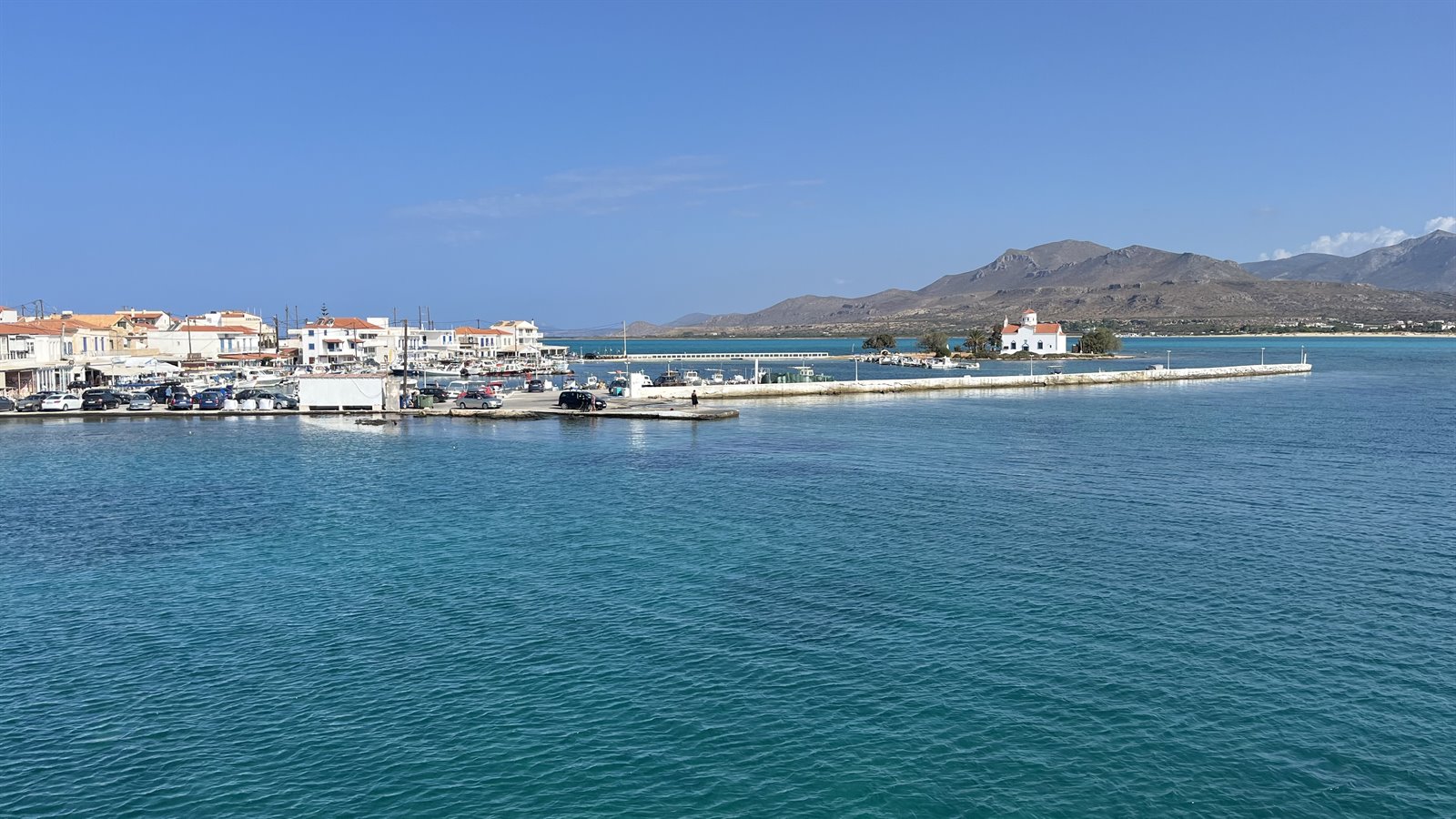 Il porto ci saluta con questo mare turchese indimenticabile.