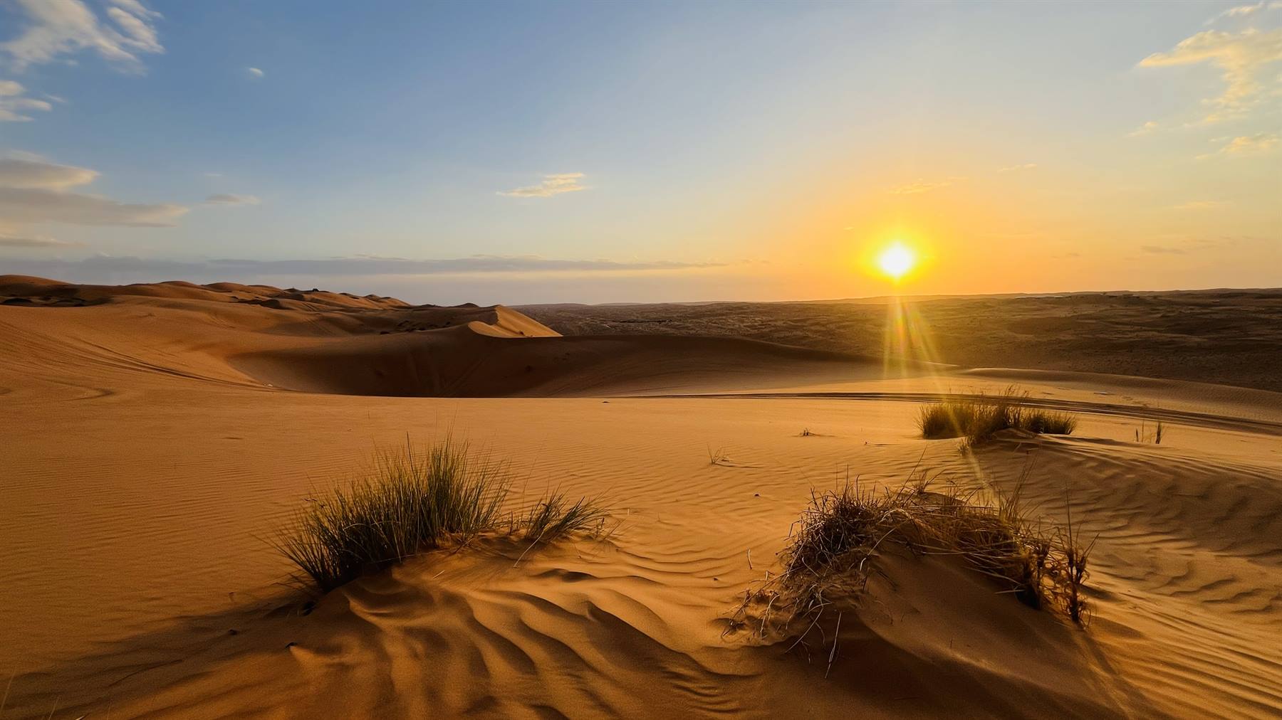 Il deserto si accende di oro: un tramonto da non dimenticare.