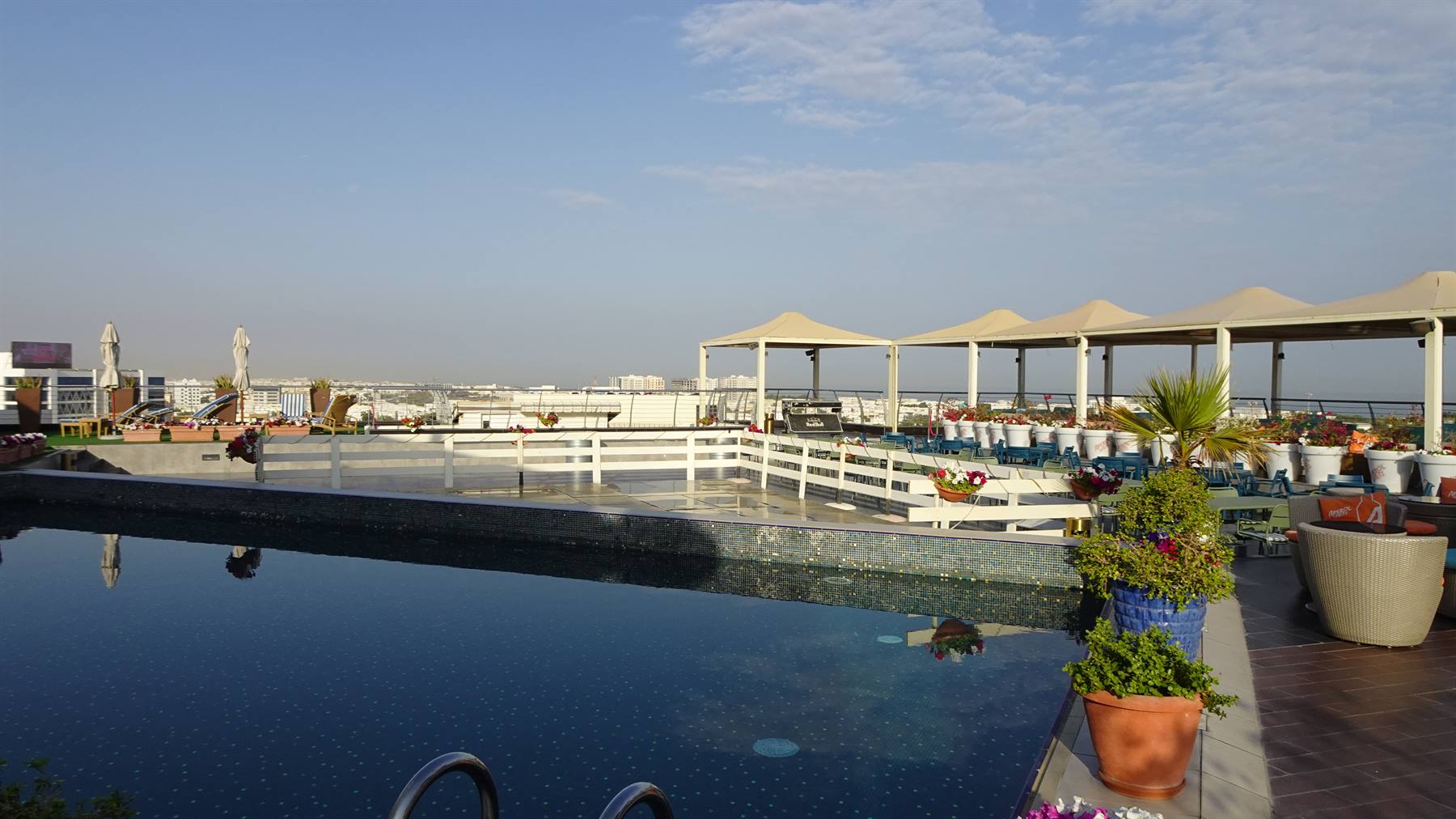 Pomeriggio lento a bordo piscina, con la città lì ad aspettarci.