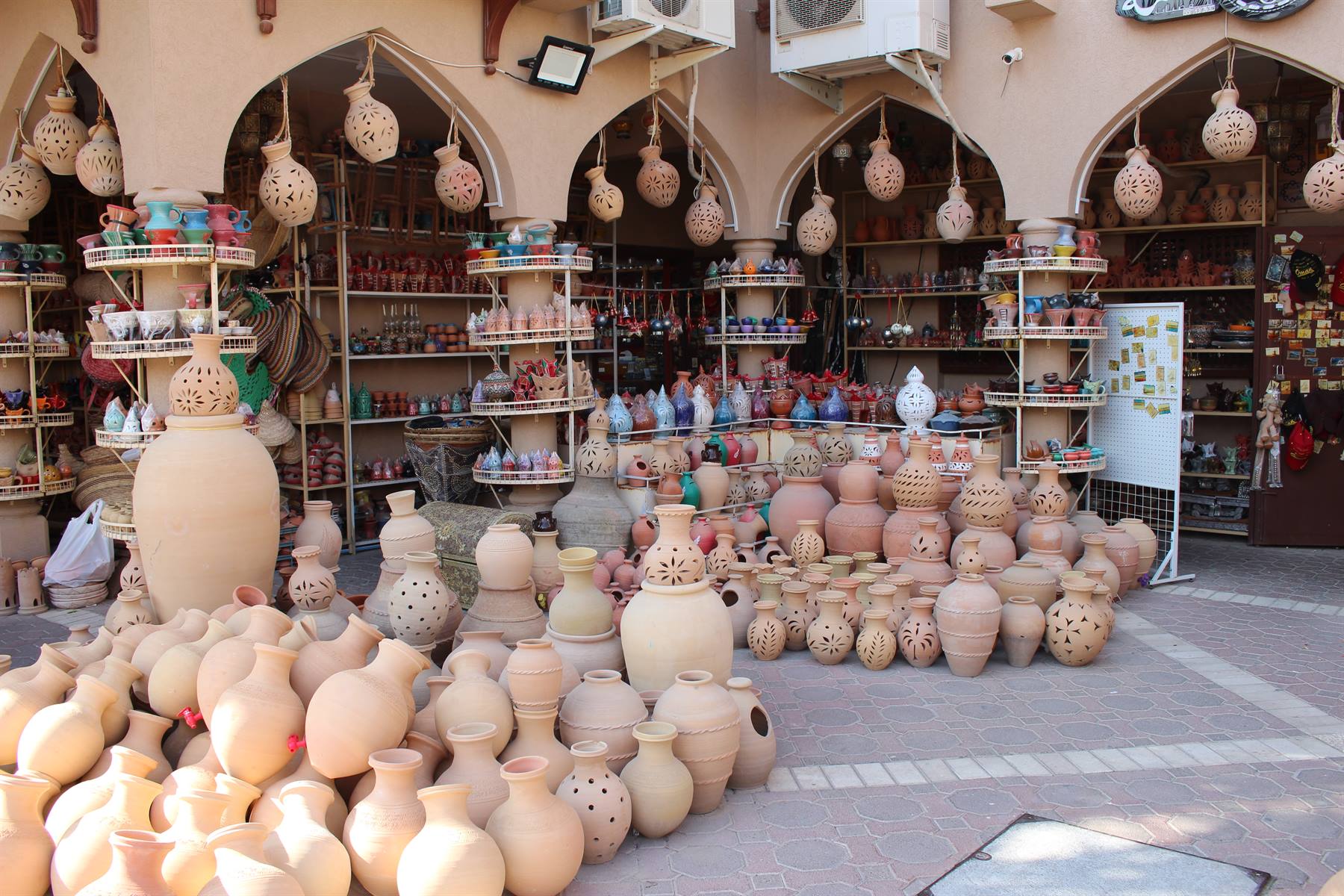 Perso tra vasi di terracotta e colori caldi del bazar.