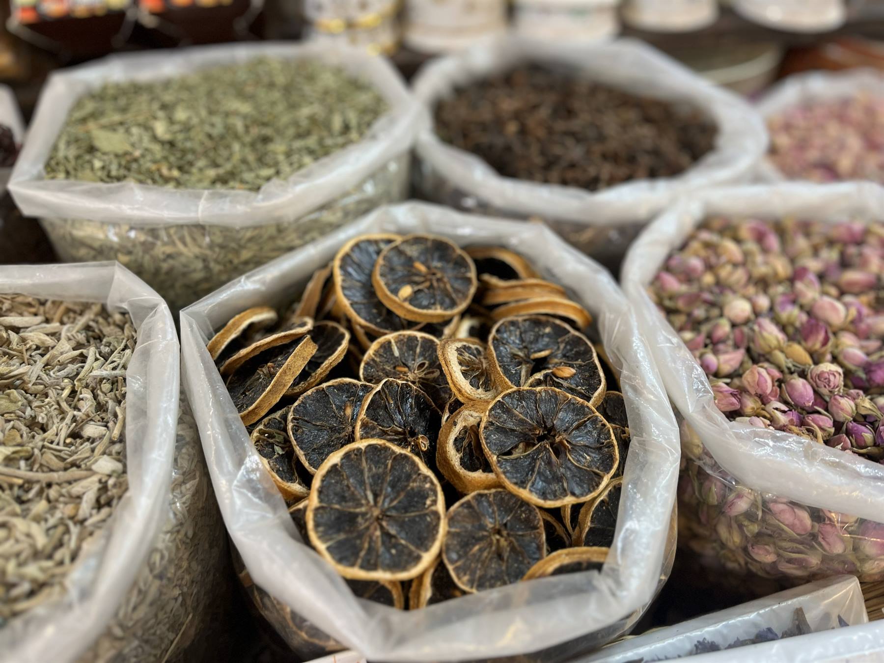 Colori e profumi del souk: limoni secchi, rose, spezie magiche.