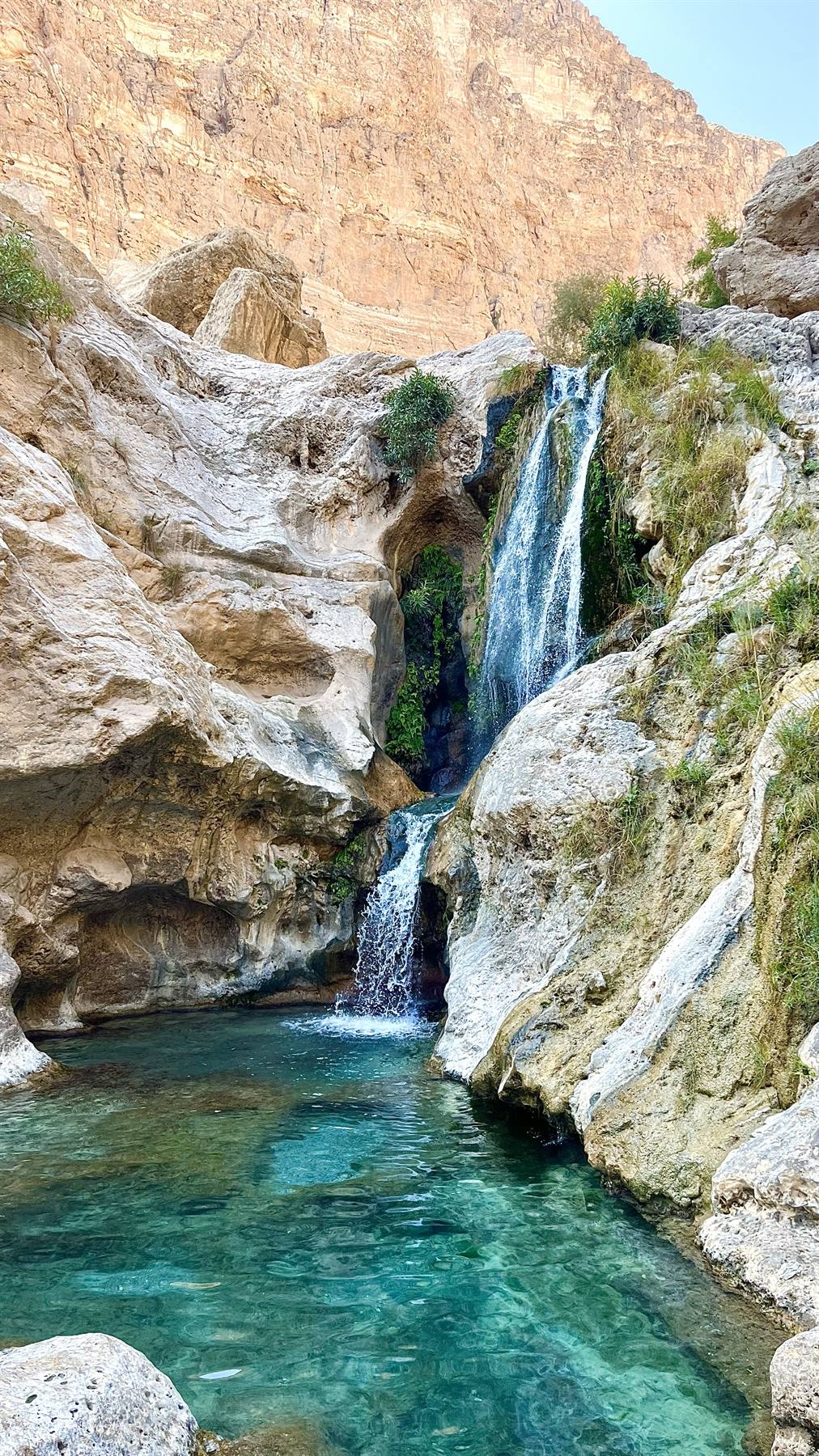 Cascata nascosta nel deserto: l'acqua turquoise mi ha rubato il cuore.
