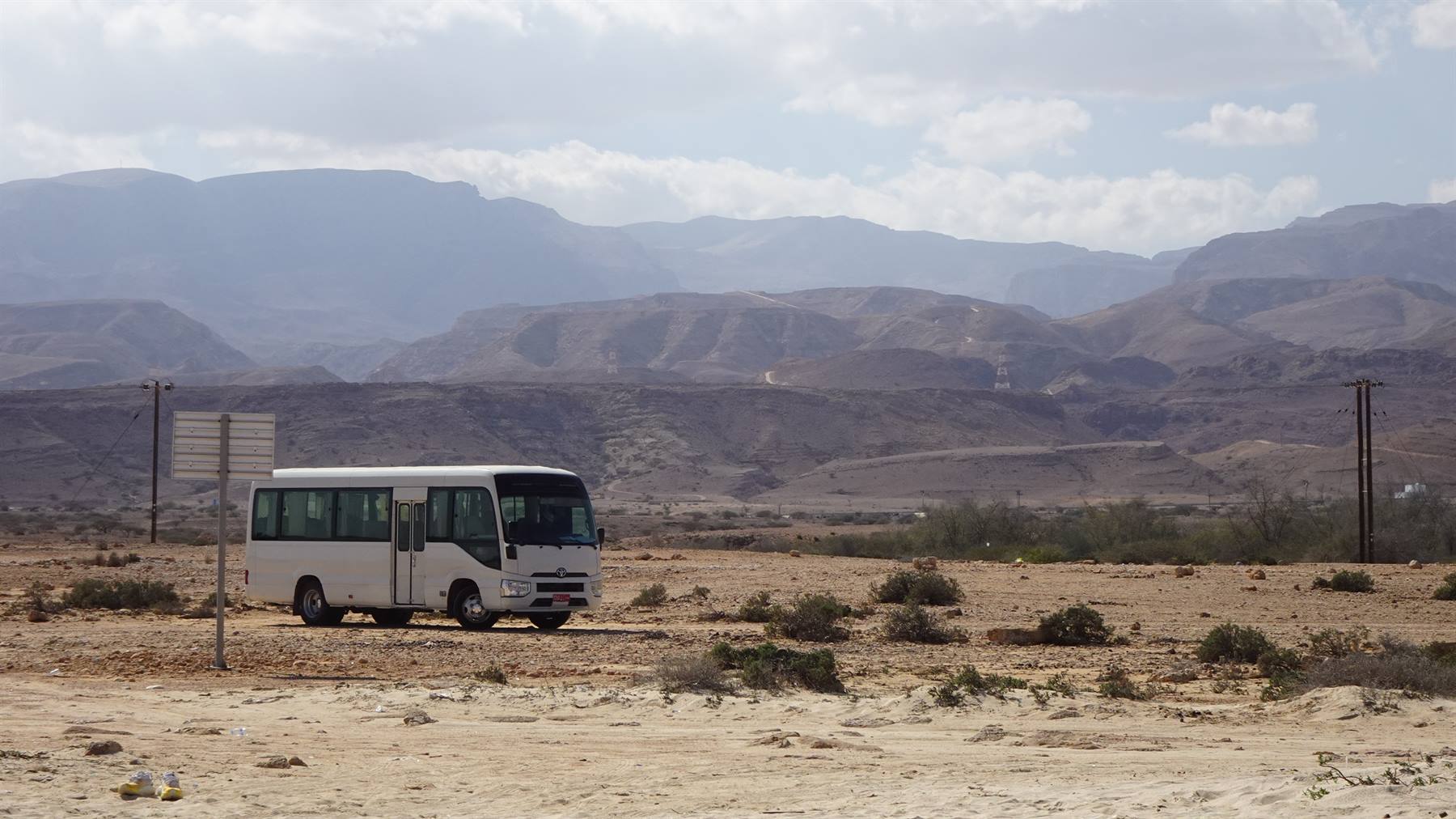 Il nostro bus solitario tra le montagne: pausa meravigliosa durante il viaggio.