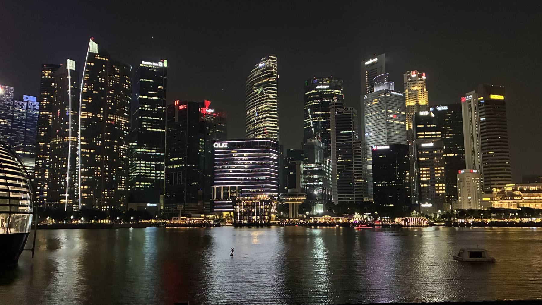Singapore splende sull'acqua: serata magica da ricordare per sempre.