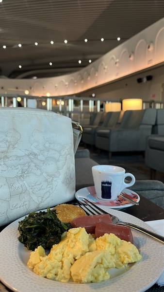 Colazione in aeroporto: un caffè e la promessa di un nuovo viaggio.