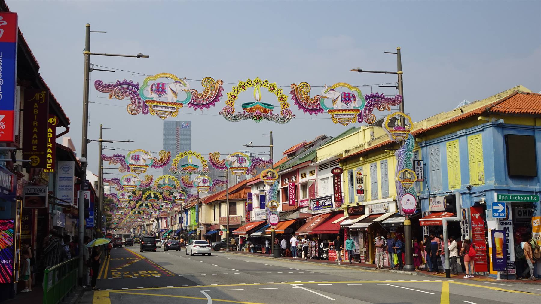 Luci di Deepavali sopra Little India: colori che accendono il cuore.