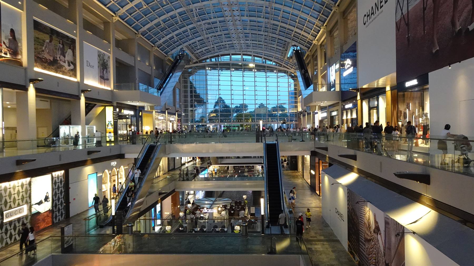 Sera a Marina Bay Sands: luci, vetro e meraviglia ovunque.