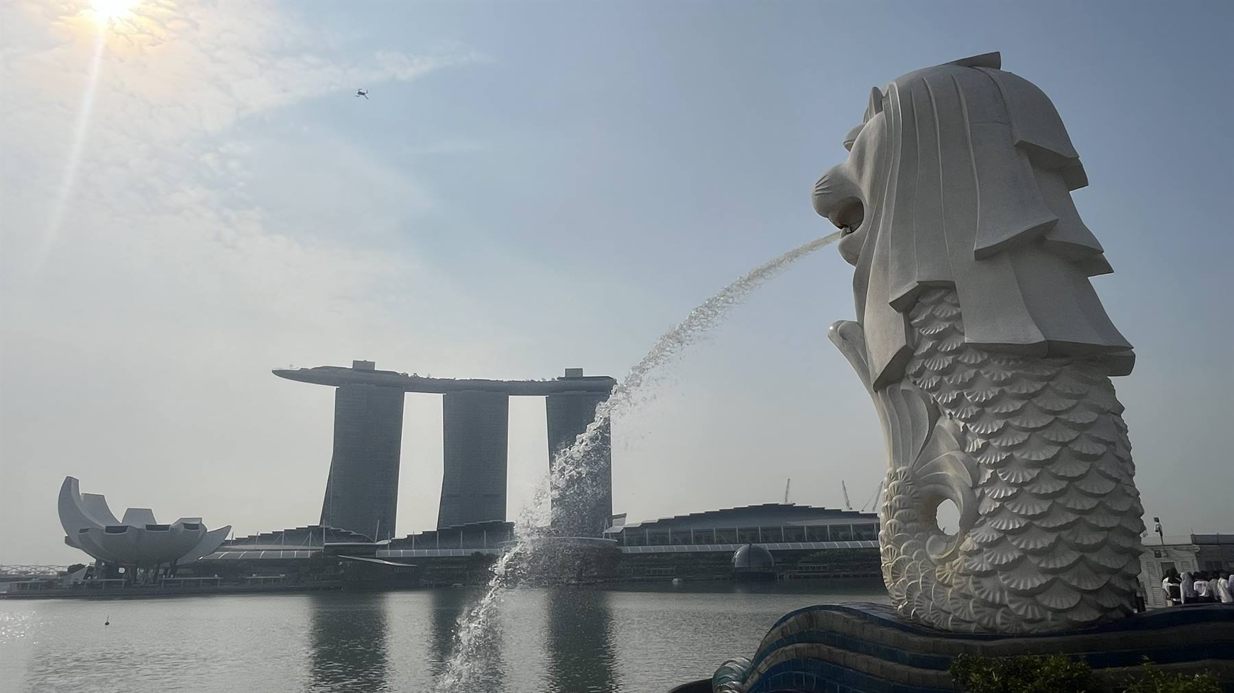 Il Merlion ci saluta sotto il sole: Singapore, primo incontro magico.