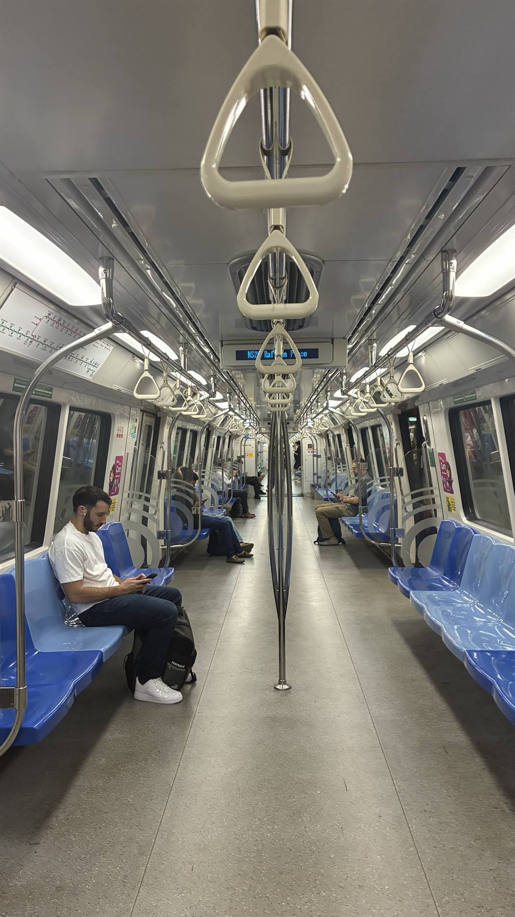 Metro quasi vuota: io, il mio zaino e la città che mi aspetta.