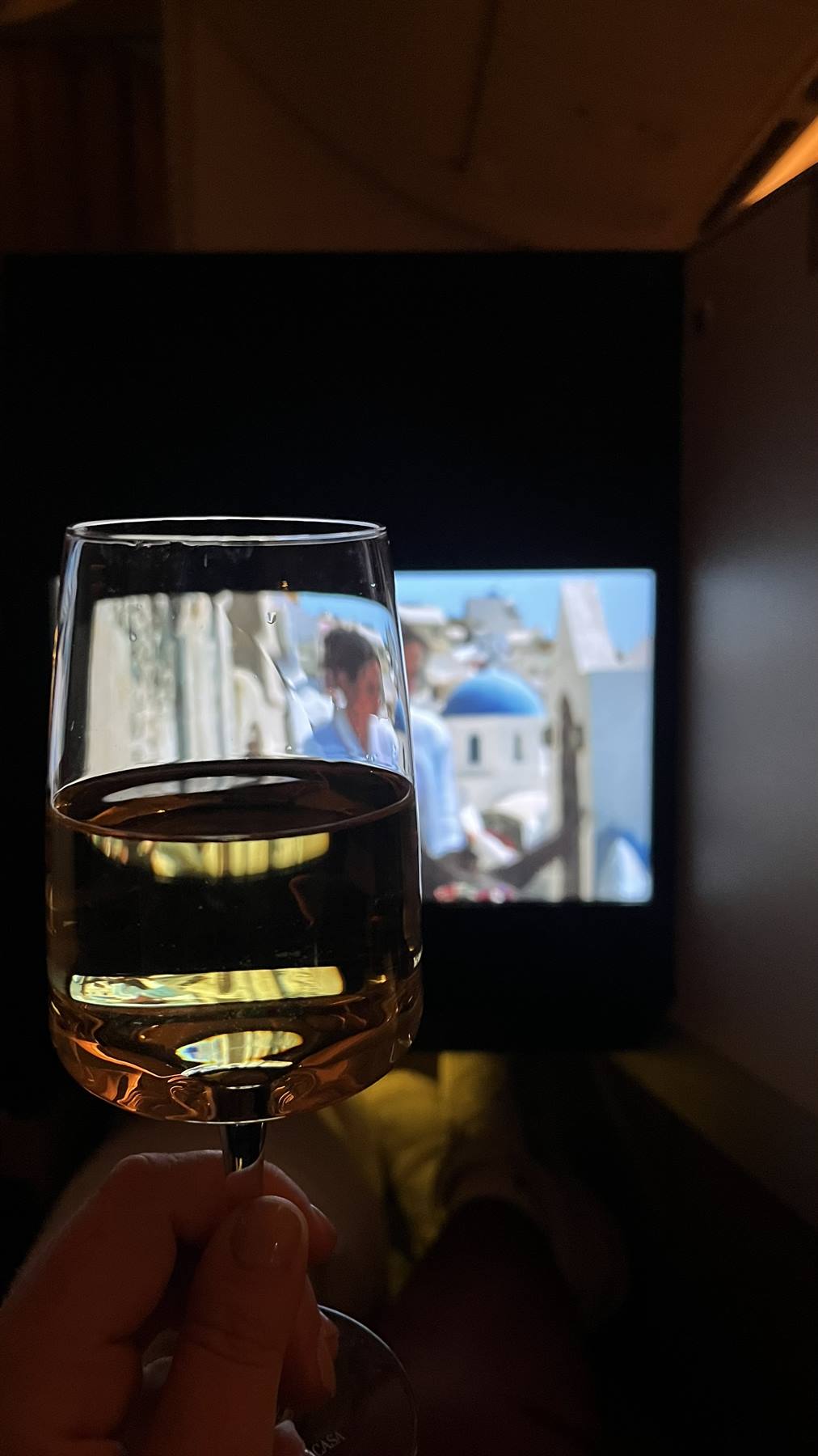 Vino bianco e un film sull'Egeo: la Grecia inizia qui.