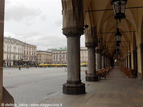 La piazza del mercato dal Palazzo del tessuto