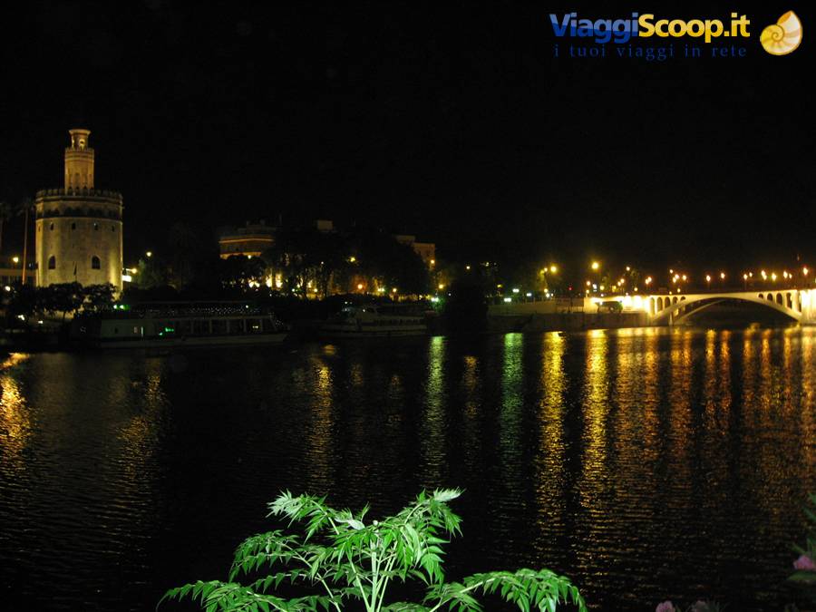 La Torre dell'Oro e il Guadalquivir di notte