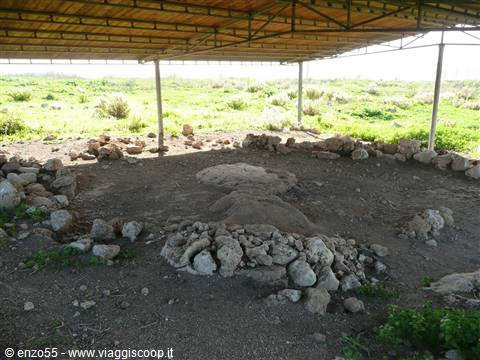 THAPSOS - capanna con focolare al centro -