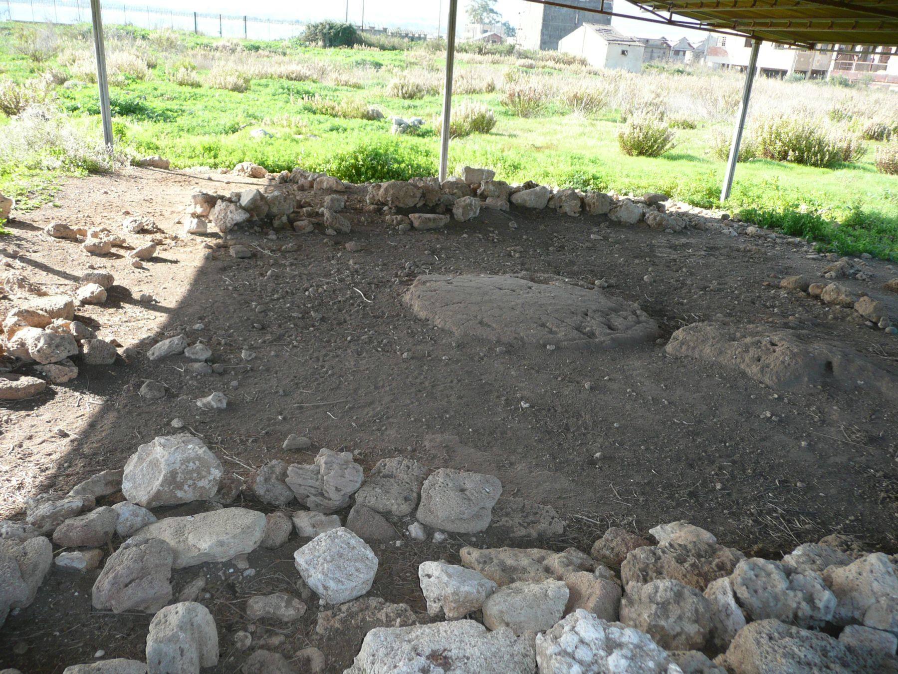 THAPSOS - capanna circolare - età del bronzo medio (XIV-XIII sec. a.C.)