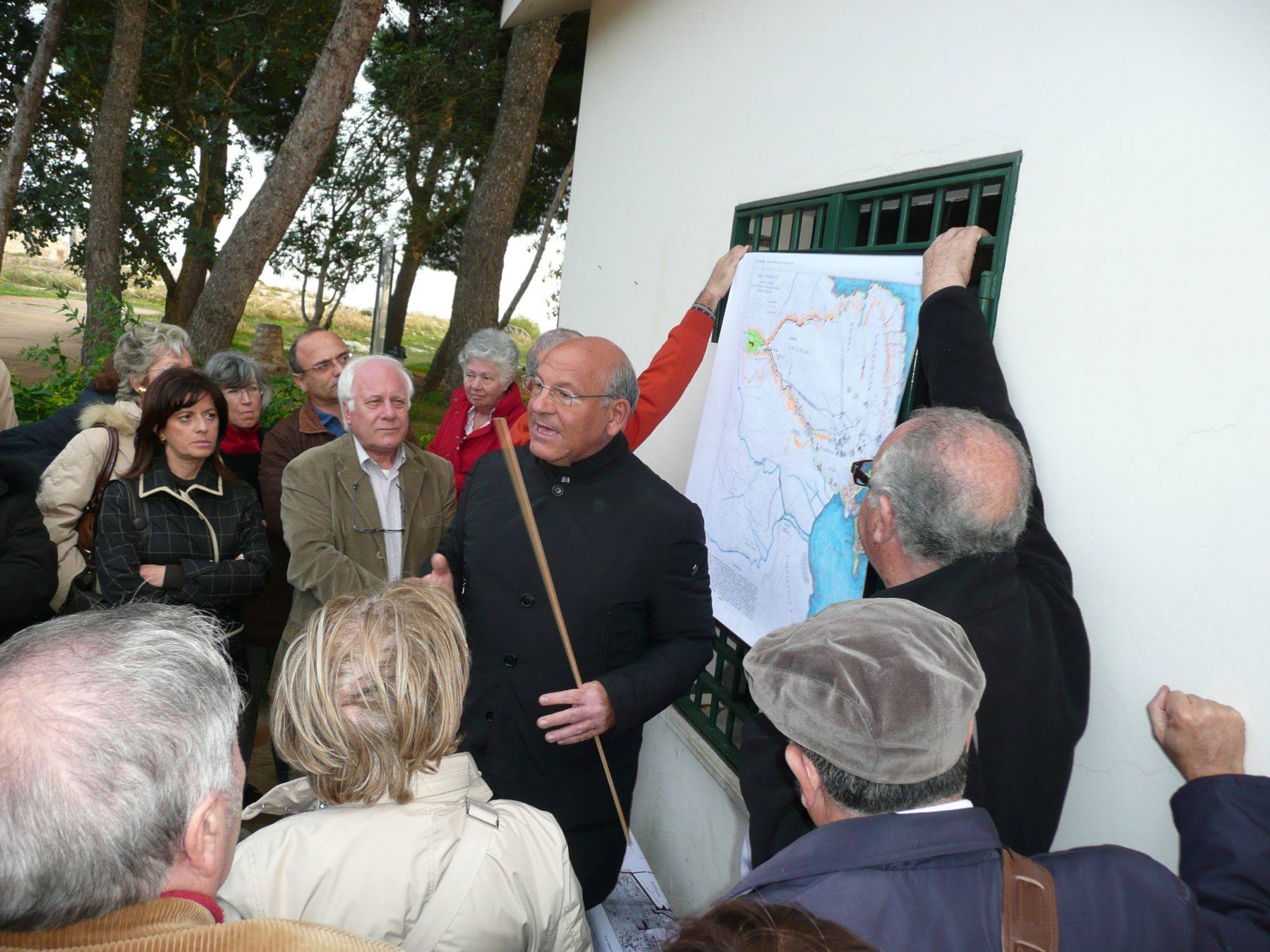 CASTELLO  EURIALO - il dr. L. Guzzardi illustra la mappa del castello Eurialo -