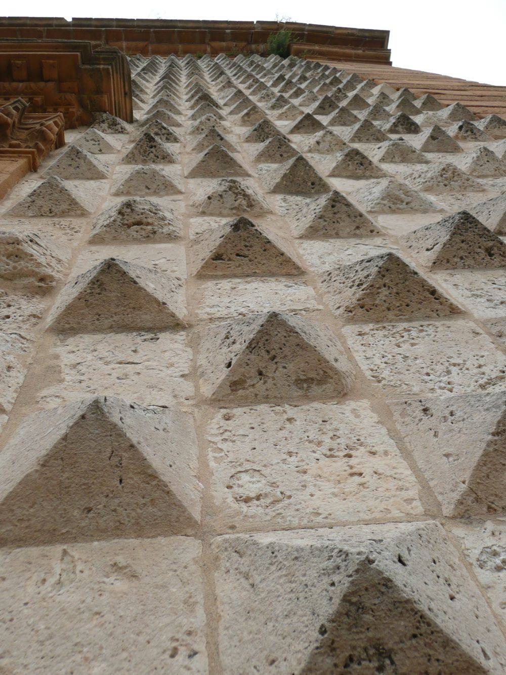 AIDONE - san Vincenzo, facciata diamantata