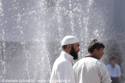 UOMO DI FRONTE ALLA FONTANA
