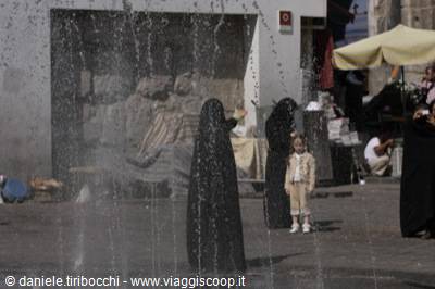DONNA DIETRO ALLA FONTANA