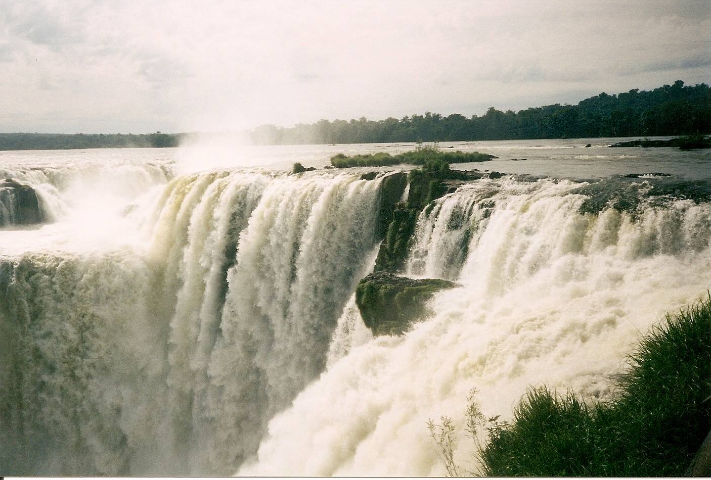 iguassu vista dall'Argentina - la gola del diavolo