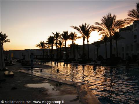 la piscina al tramonto