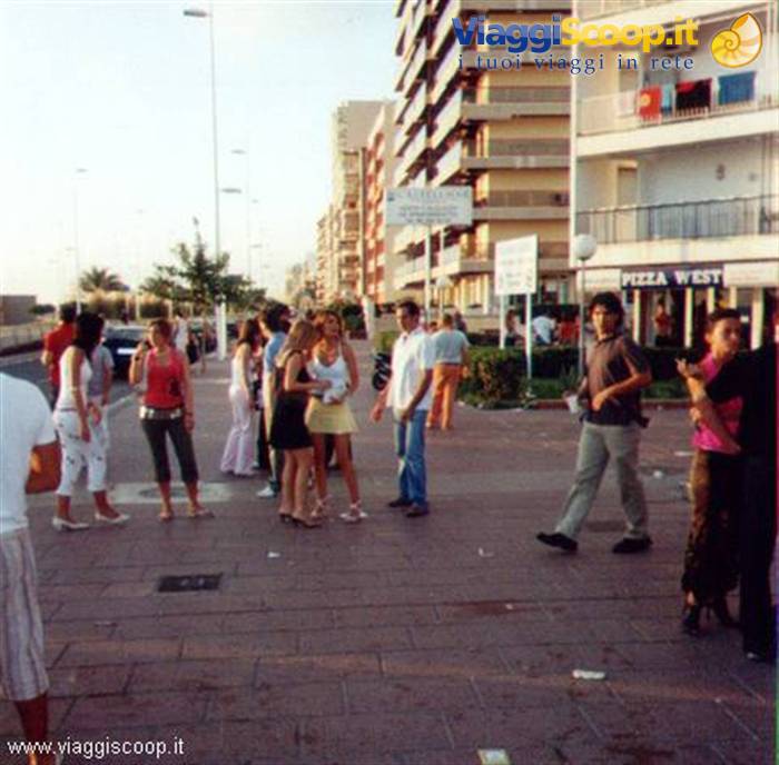 ORE 8.30 DEL MATTINO FUORI DALLA DISCOTECA