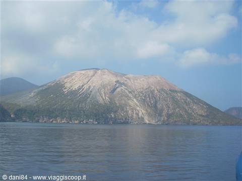 vulcano visto dal traghetto