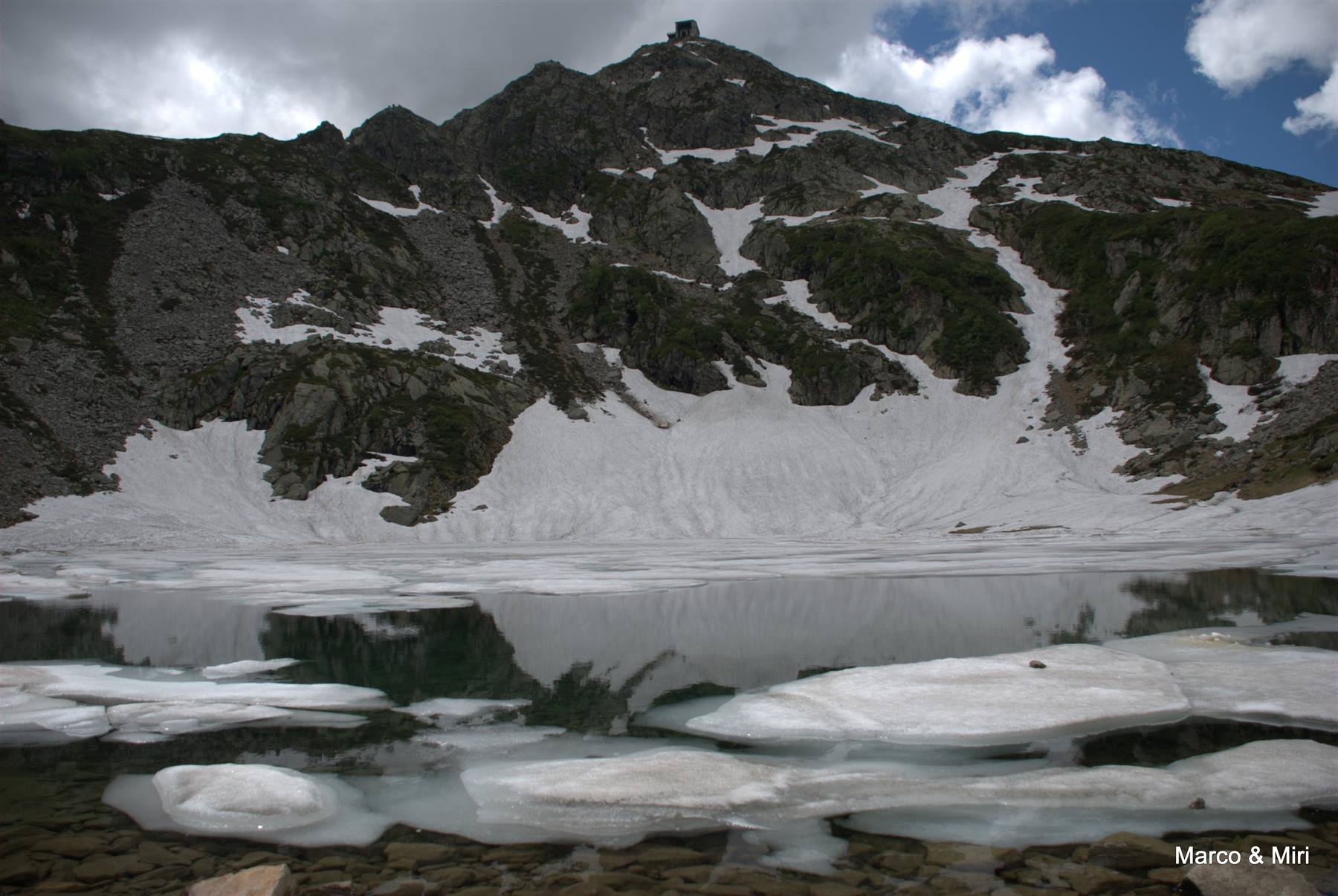 Il lago Mucrone ghiacciato