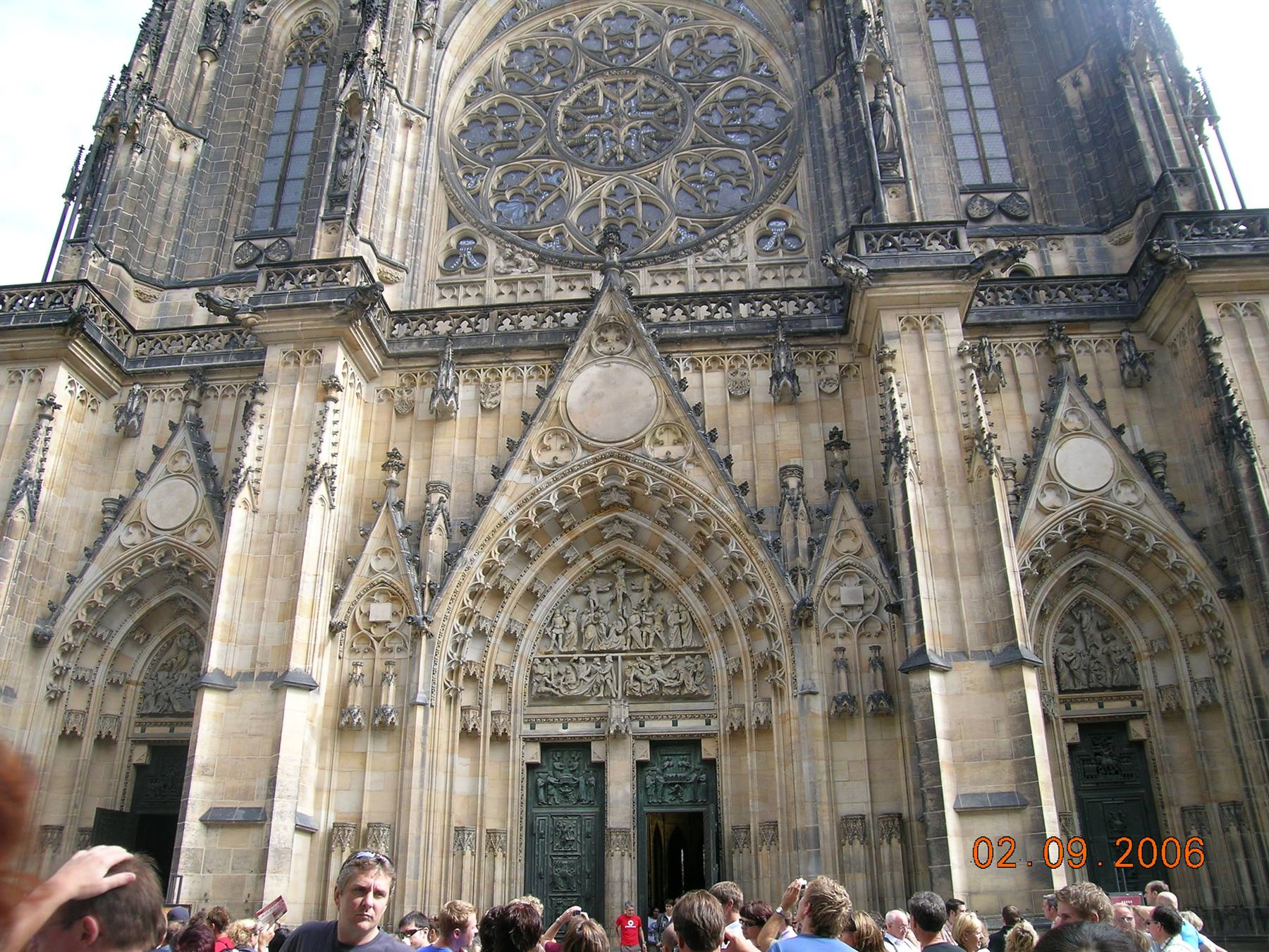 La gigantesca facciata della cattedrale di San Vito