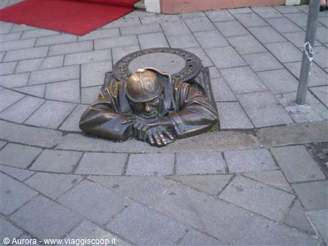 curiose statue di bronzo: l'Osservatore