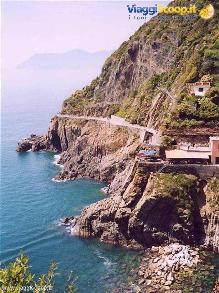 Riomaggiore, sullo sfondo la via dell'amore