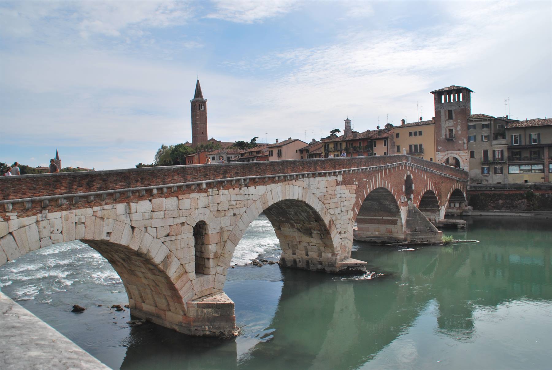Il Ponte Pietra in mattoni e pietra attraversa l'Adige a Verona