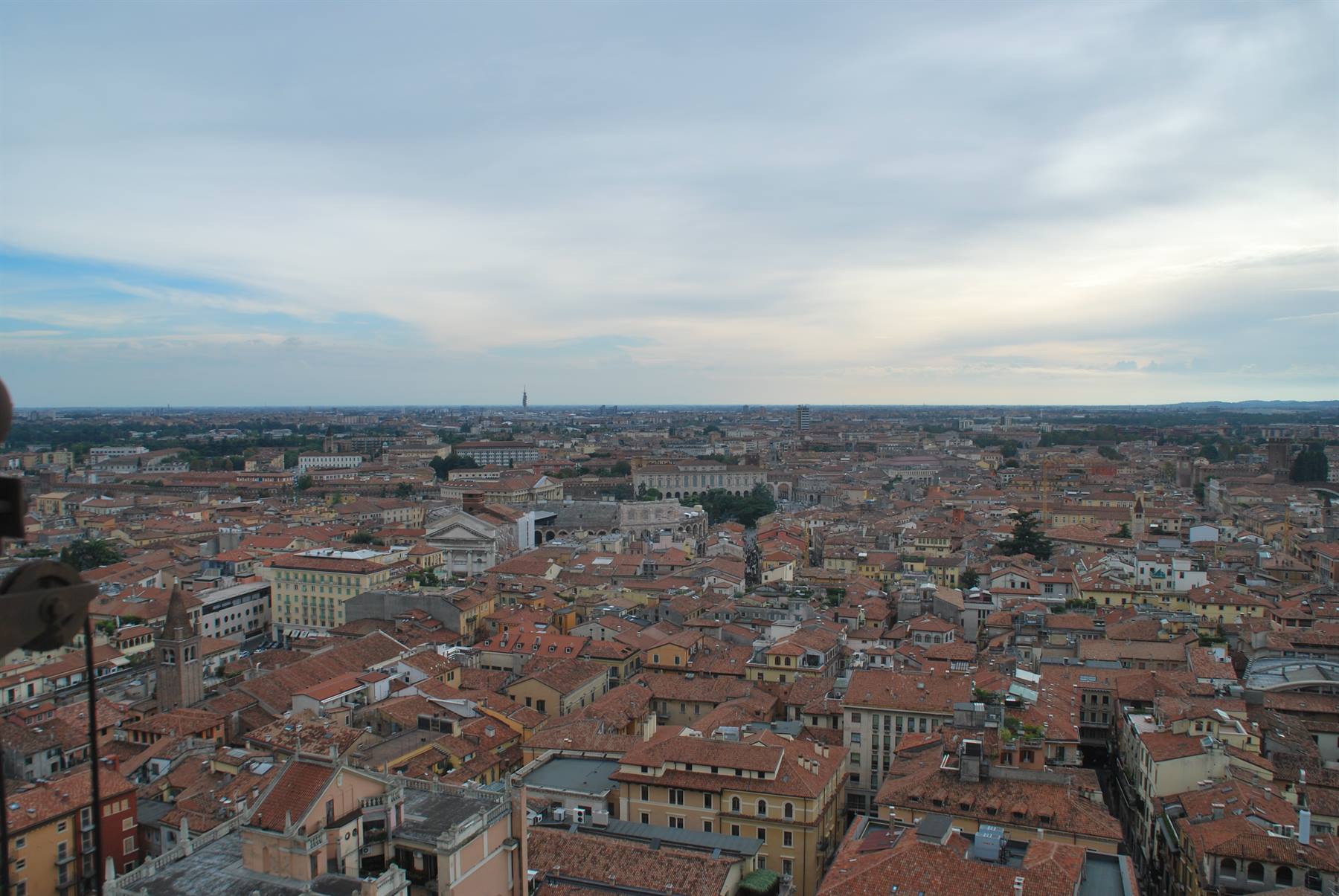 Tetti di terracotta di Verona sotto un cielo nuvoloso, visti dall'alto