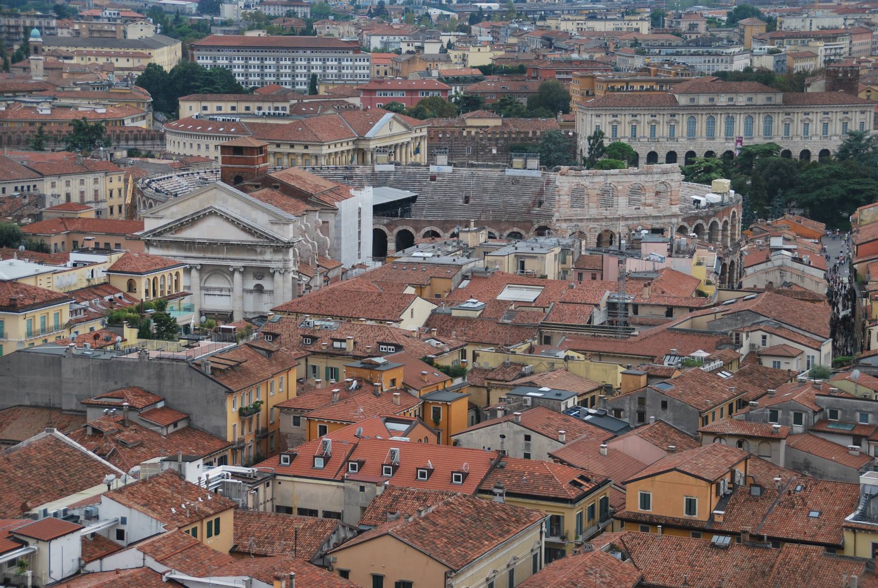 L'Arena di Verona e i tetti in cotto tra il Palazzo della Gran Guardia