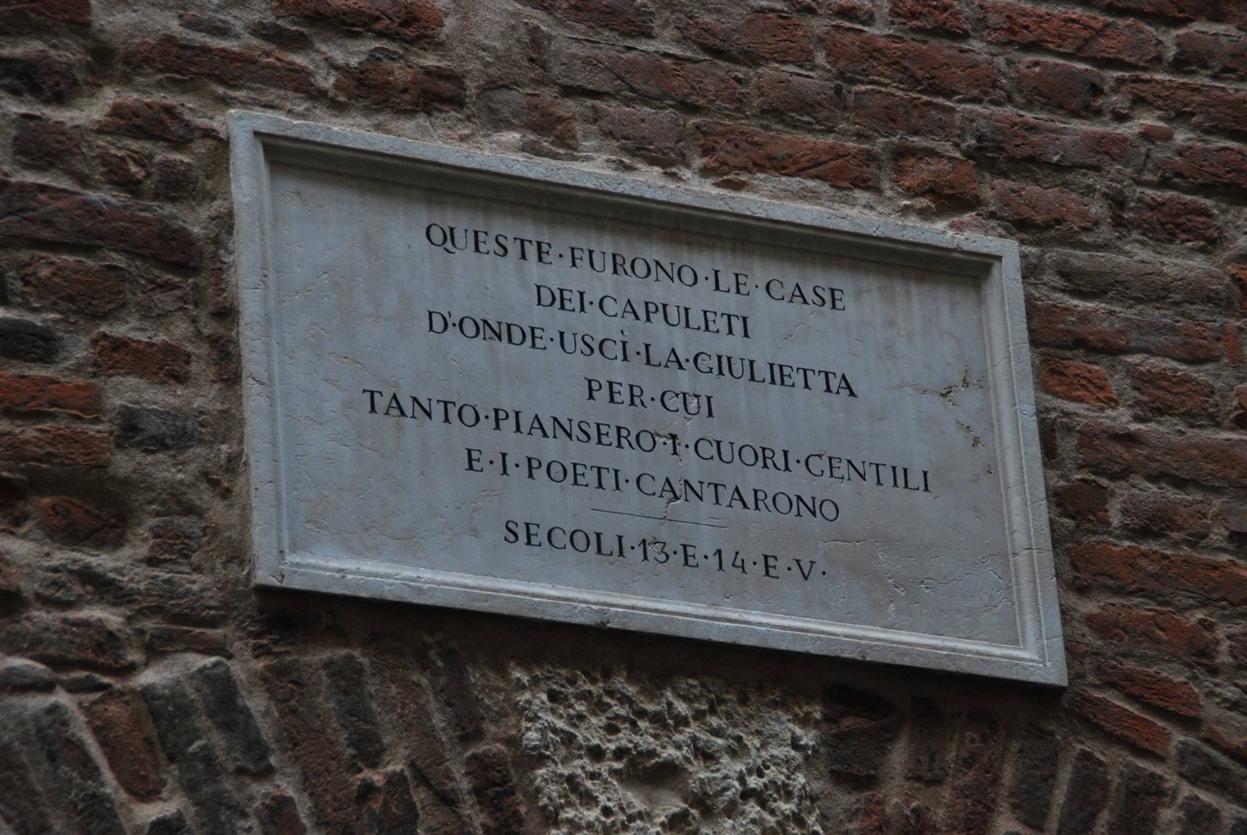 Targa in marmo sulla casa dei Capuleti a Verona, muro di mattoni
