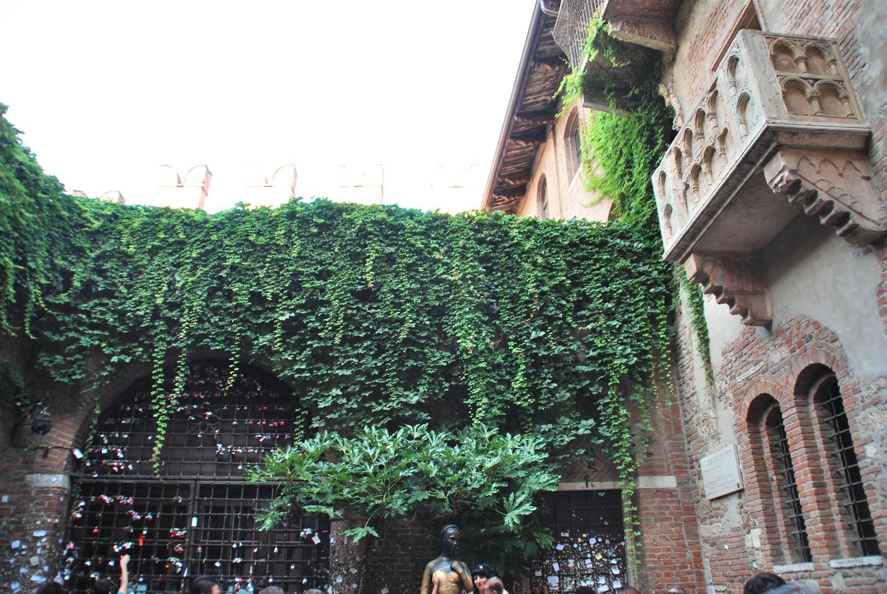 Il balcone di Giulietta a Verona, mattoni e edera, lucchetti d'amore