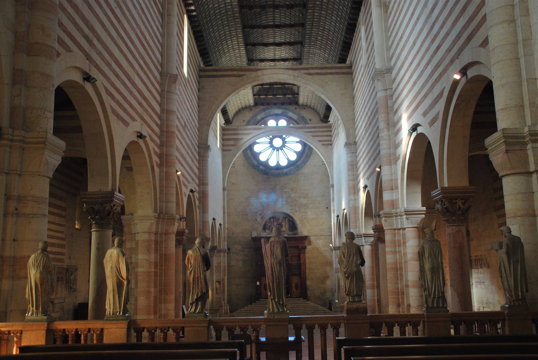 Statue di profeti nella Basilica di San Zeno a Verona, rosone romanico illuminato