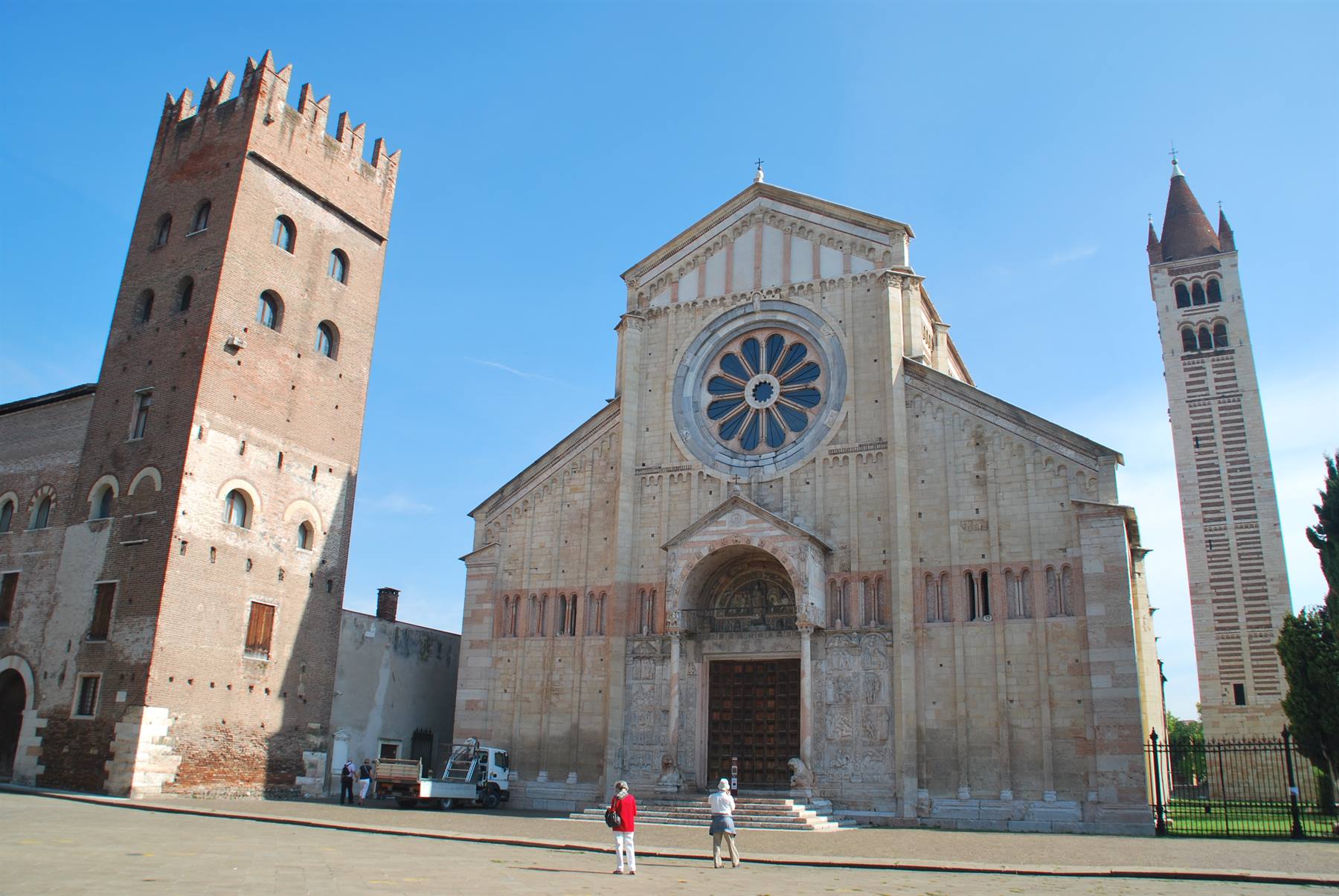Facciata romanica della Basilica di San Zeno a Verona con rosone e torre