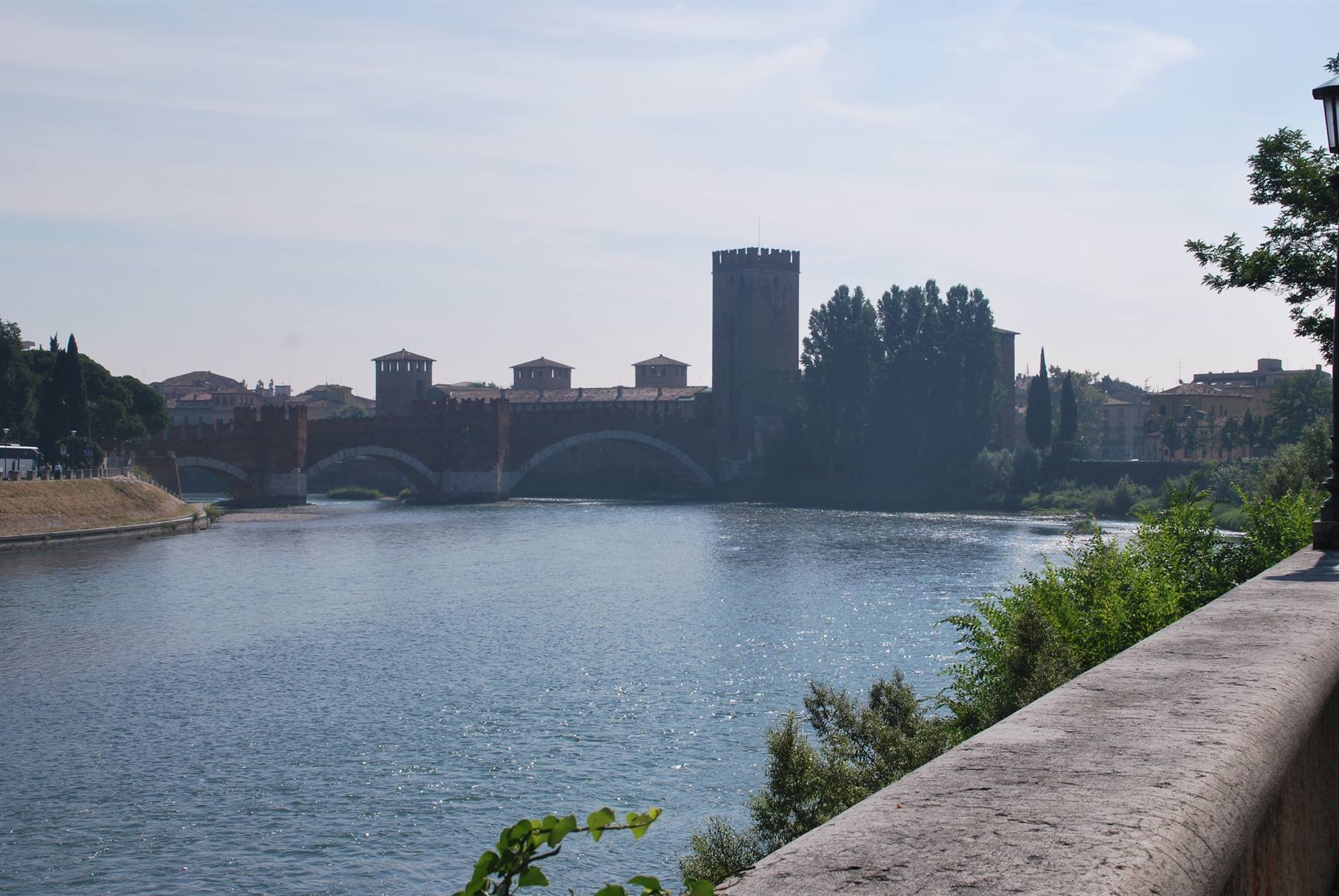 Il Ponte Scaligero in mattoni attraversa l'Adige a Verona