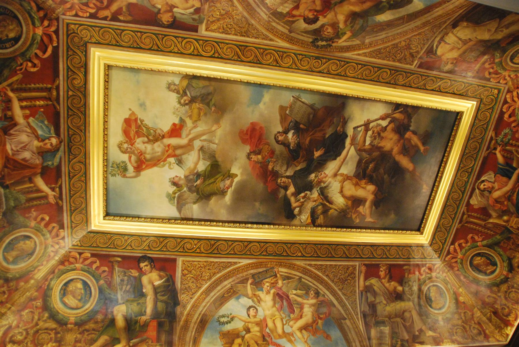 Soffitto affrescato mitologico con cornice dorata, figure affollate nella luce
