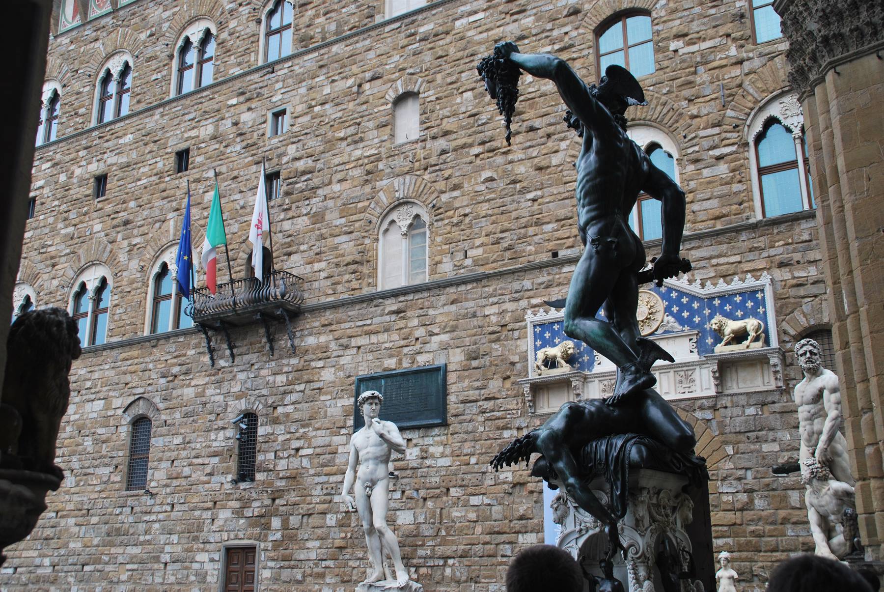 Statua bronzea del Perseo di Cellini davanti a Palazzo Vecchio, Firenze