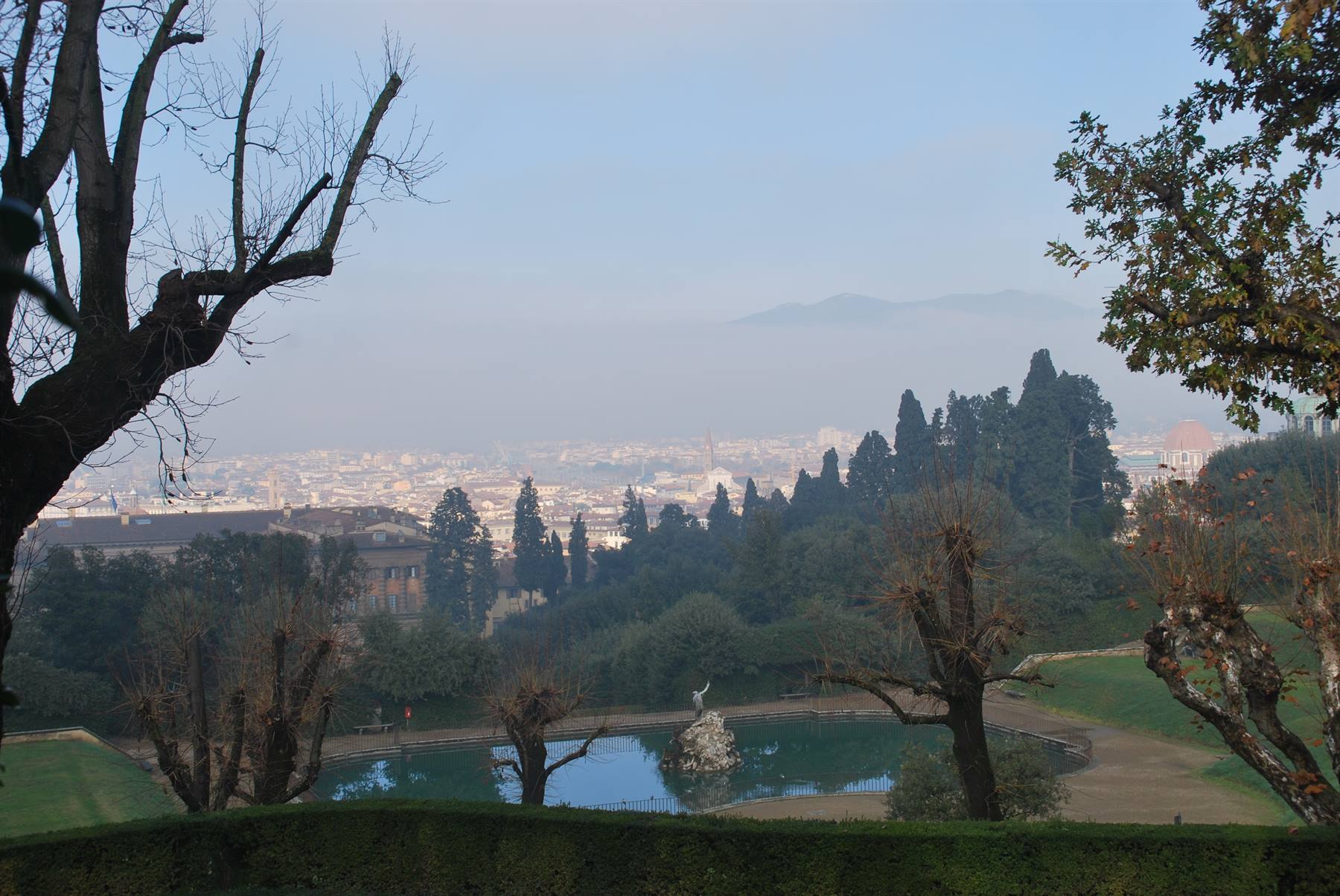 Fontana con statua nel laghetto del Giardino di Boboli, Firenze nella nebbia